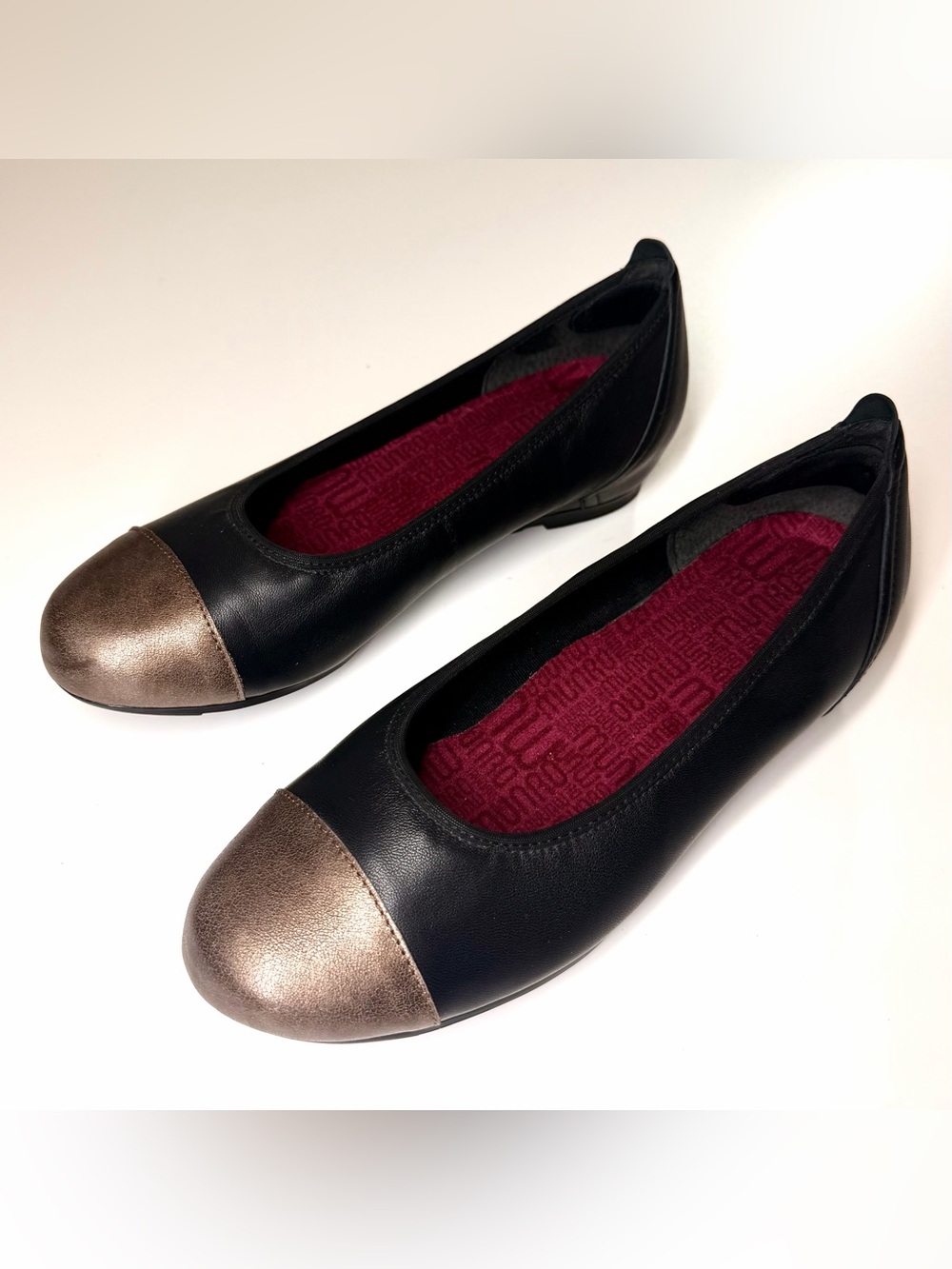 Munro Women’s Henlee Black/Bronze Leather Flats Shoes Size- 8 Wide